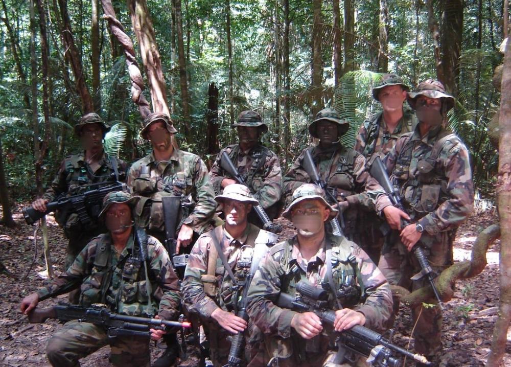 top tier men militairen vormen een mannencirkel