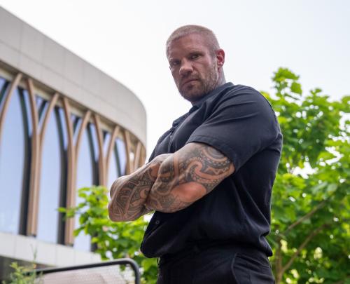 Getatoeëerde man met serieuze blik