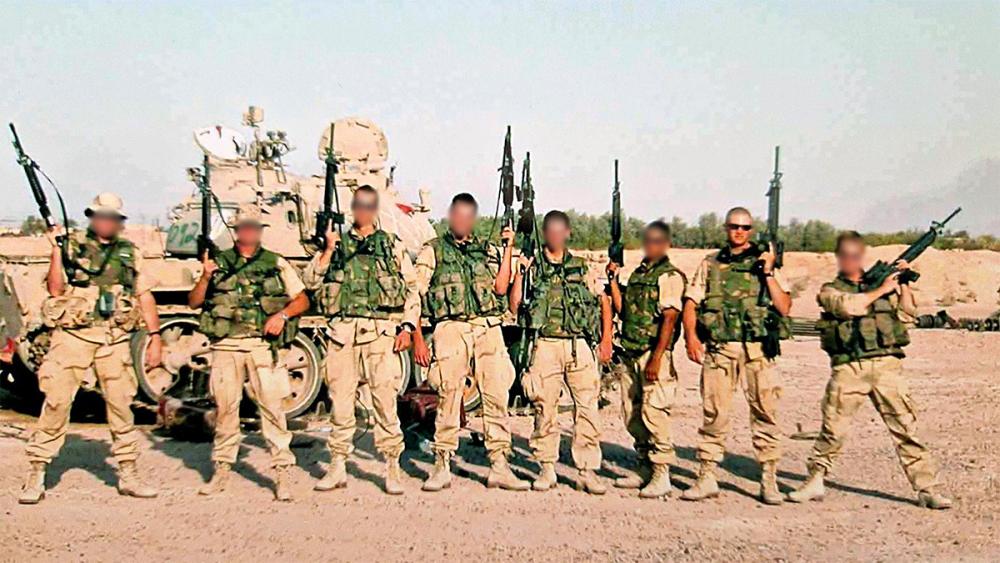 Mariniers staan naast elkaar met geweren in de hand tijdens training