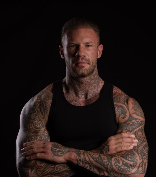 gespierde man mat tattoos