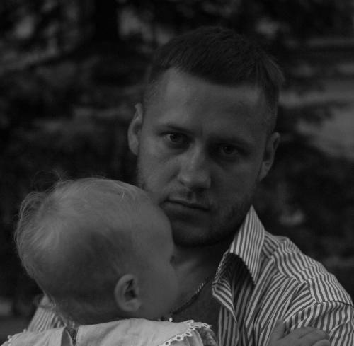 vader houdt baby vast met frustratie