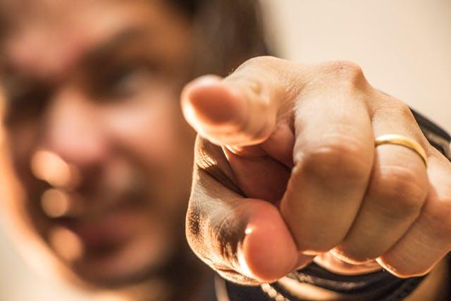  Man wijst met vinger