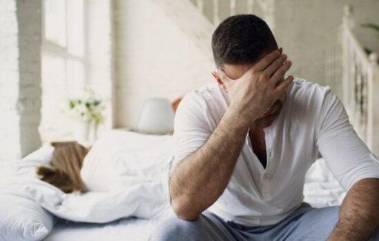  Man leunt met zijn hand tegen zijn hoofd uit frustratie door gebrek aan structuur