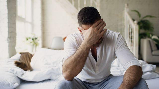  Man leunt met zijn hand tegen zijn hoofd uit frustratie door gebrek aan structuur