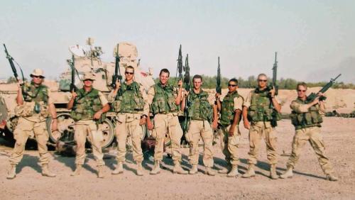 Oud mariniers staan naast elkaar 